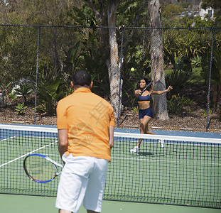打网球的情侣图片