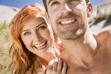 户外海滩微笑特写的情侣肖像图片