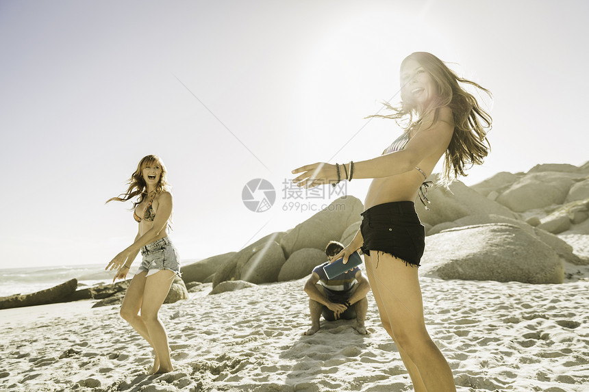 成年女朋友在南非开普敦海滩共舞图片