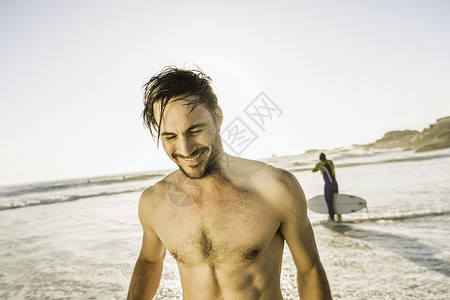 沙滩上男子肖像图片
