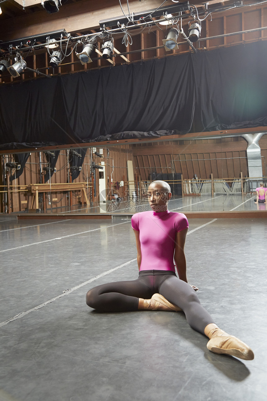 芭蕾舞者坐在地板上图片