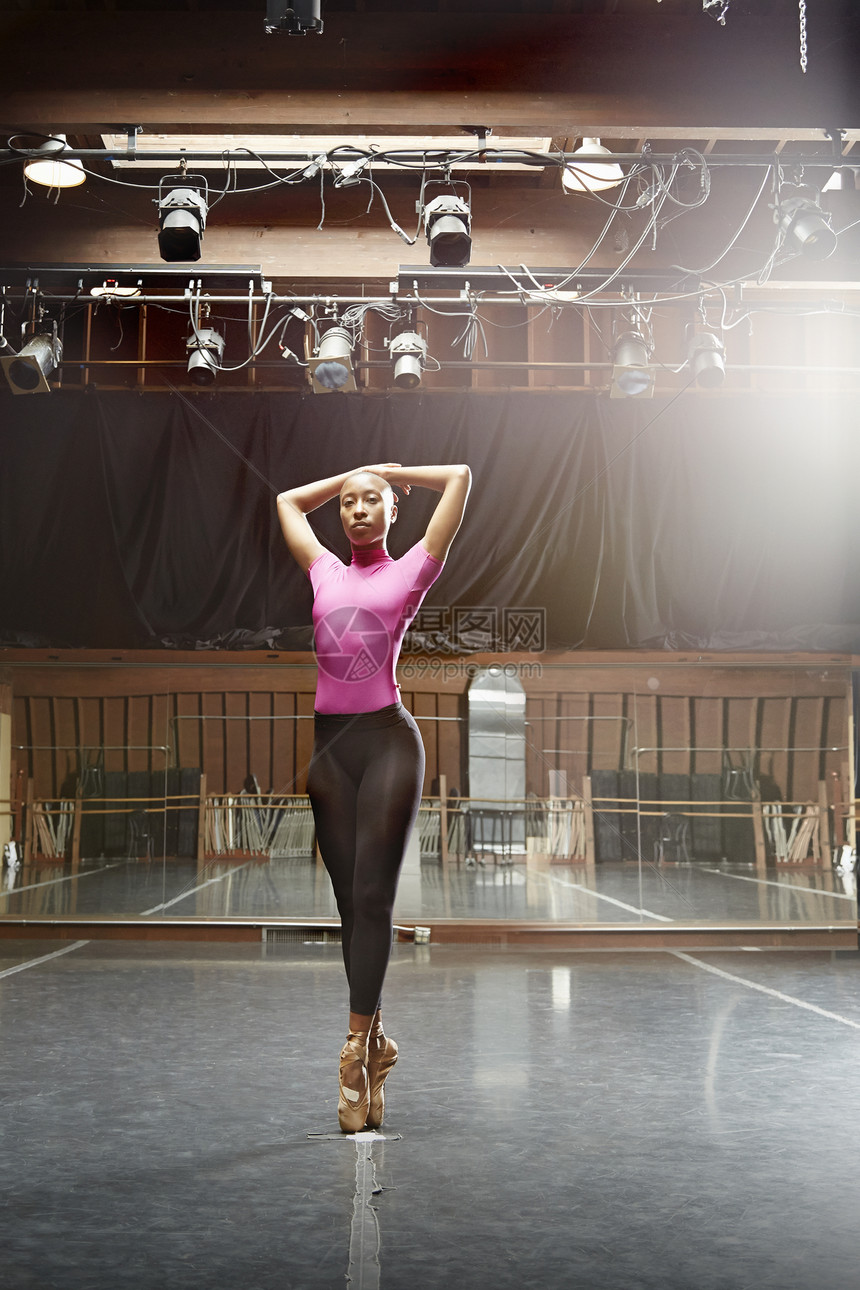 芭蕾舞者站立在舞台上图片