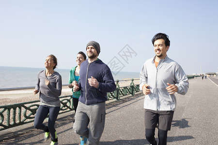 一起奔跑的男女跑步者背景图片