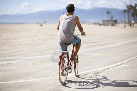 洛杉矶威斯海滩骑自行车的人背景图片