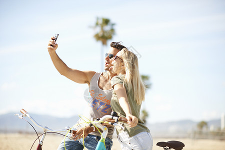 在洛杉矶威斯海滩自拍的情侣图片