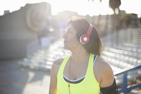 戴着耳机的运动女性图片
