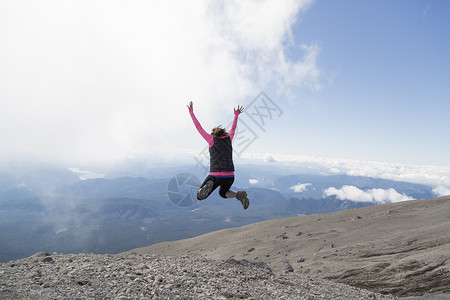 年轻女子到达美国俄勒冈州圣海伦山顶开心起跳图片