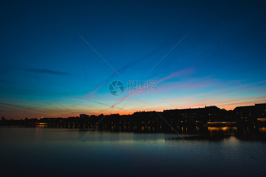 丹麦哥本哈根河滨的傍晚图片