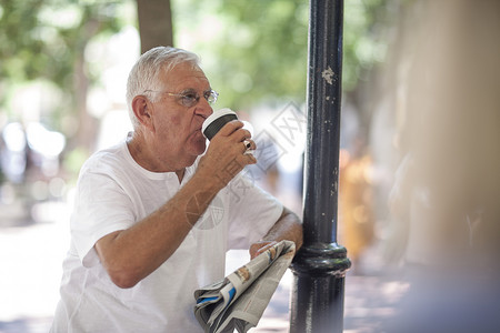 老年男子在城里喝咖啡图片