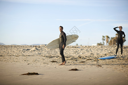 在美国加利福尼亚州威斯海滩带冲浪板的夫妇图片