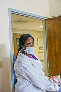 在医院工作的护士图片
