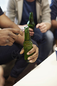 男人用手打开啤酒瓶背景图片