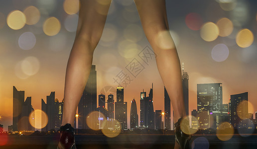 日落时卡塔尔多哈日落和穿着高跟鞋的女性腿部特写图片