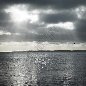 海面上阳光穿过云朵出现丁达尔效应图片