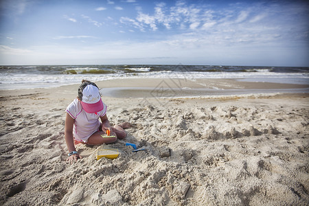坐在沙滩上玩耍的小孩图片