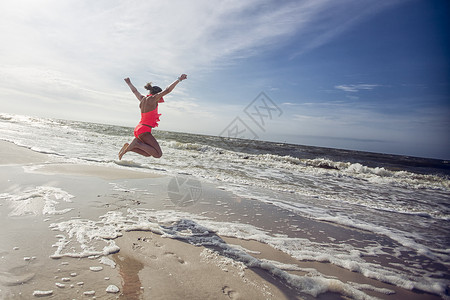 白泳衣跳跃小孩沙滩上跳起的女孩背景