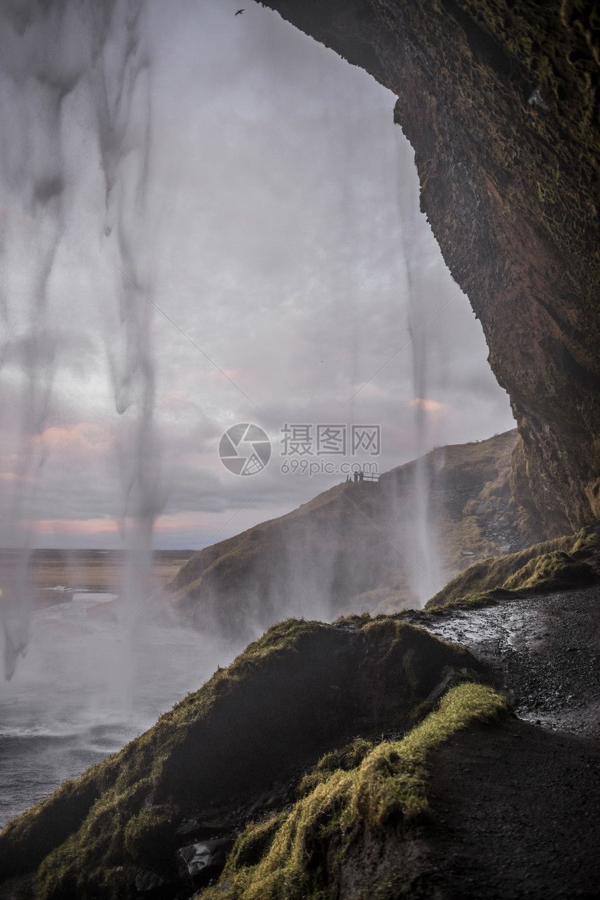 从瀑布后面看塞尔加兰兹福斯冰岛图片
