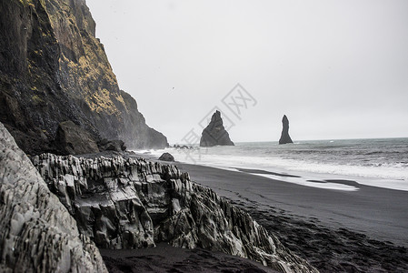 冰岛维克火山海滩上的黑沙图片