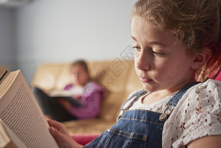 在客厅看书的小女孩图片