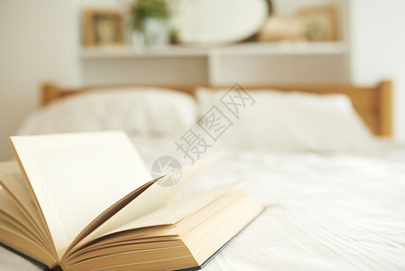 床上的书本特写图片
