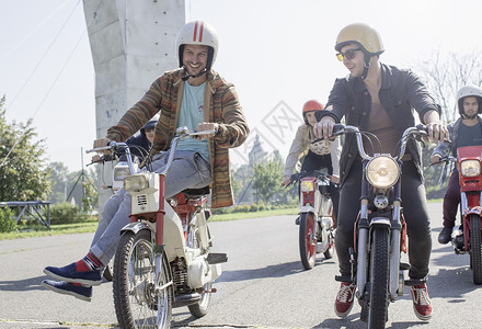 一群朋友沿路骑脚踏摩托车图片