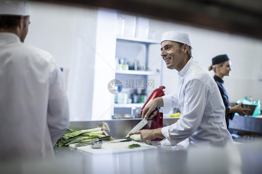 厨师在厨房聊天准备食物图片