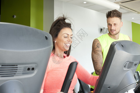 男人和女人使用跑步机锻炼图片