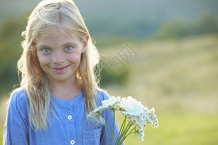 野外年轻女孩的肖像图片