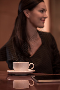 女商人坐在旅馆酒吧咖啡使用数字平板电脑图片