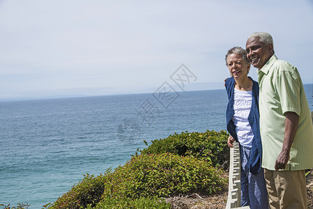 高龄夫妇在户外漫步看风景图片
