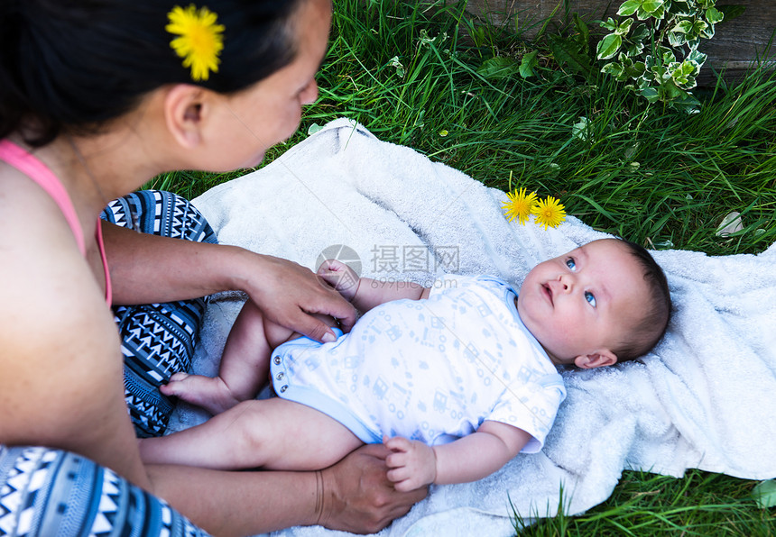 女子和婴儿在花园里互相凝视图片