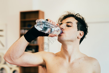男用瓶装饮水图片