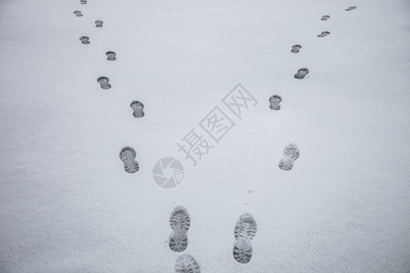 雪地景观中的脚印背景图片