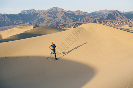 美国加利福尼亚州谷沙漠赛跑者冲刺图片