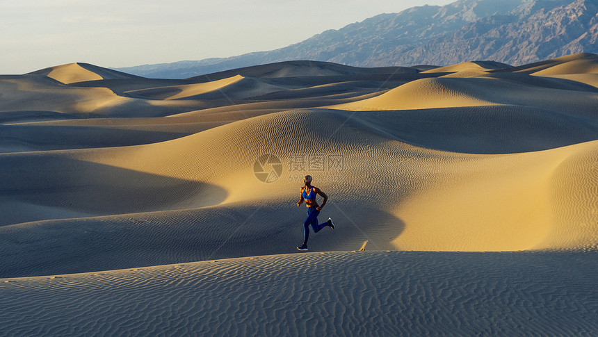美国加利福尼亚州谷沙漠赛跑者冲刺图片