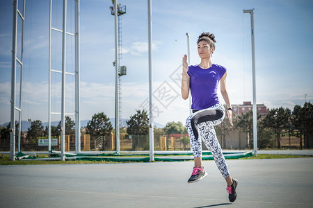 体育设施中年轻女子短跑图片