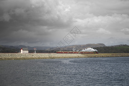 英国威尔士Porthmadog费斯蒂尼奥格铁路蒸汽火车的远景图片