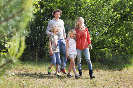 家庭在森林中一起散步图片