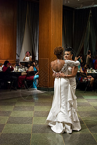 新娘夫妇在婚礼堂第一次跳舞图片