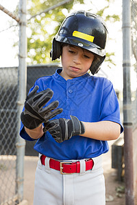 男孩在棒球场戴上手套图片