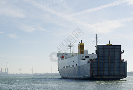 荷兰泽兰弗拉辛根海上滚装船的后视图高清图片