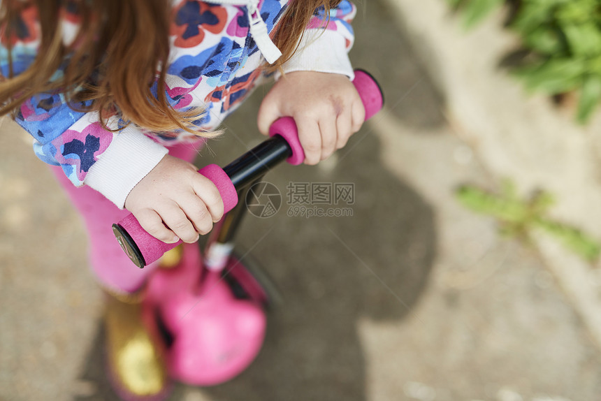 玩儿童滑板车的女孩图片
