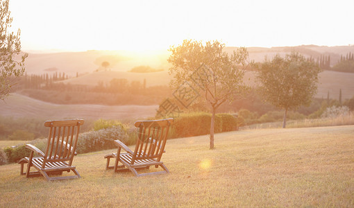 两张花园躺椅和日出景观图片