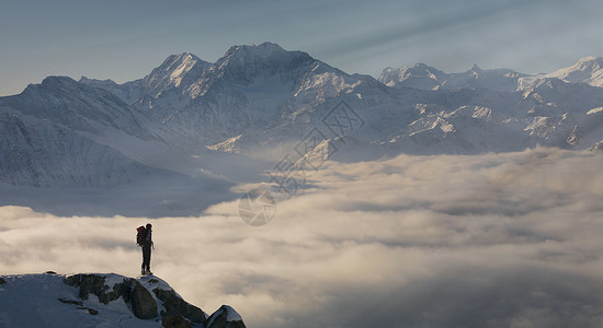 索拉克山在阿尔卑斯山欣赏壮丽美景背景