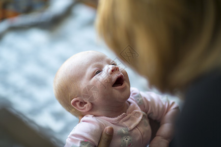 女婴和年轻女人对视而笑图片