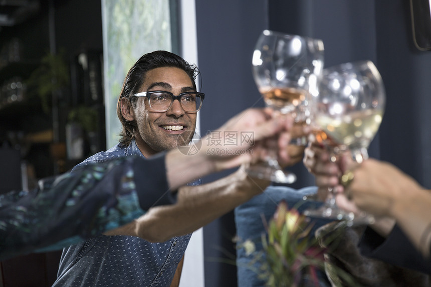 朋友在社交聚会上举杯祝酒图片