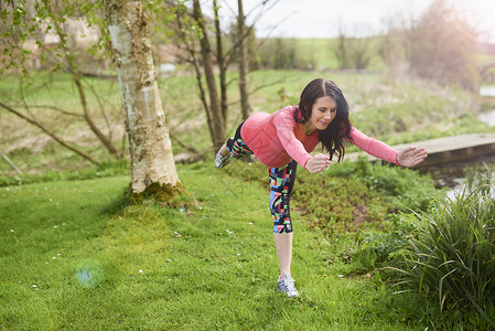 孕妇在草坪上练瑜伽图片
