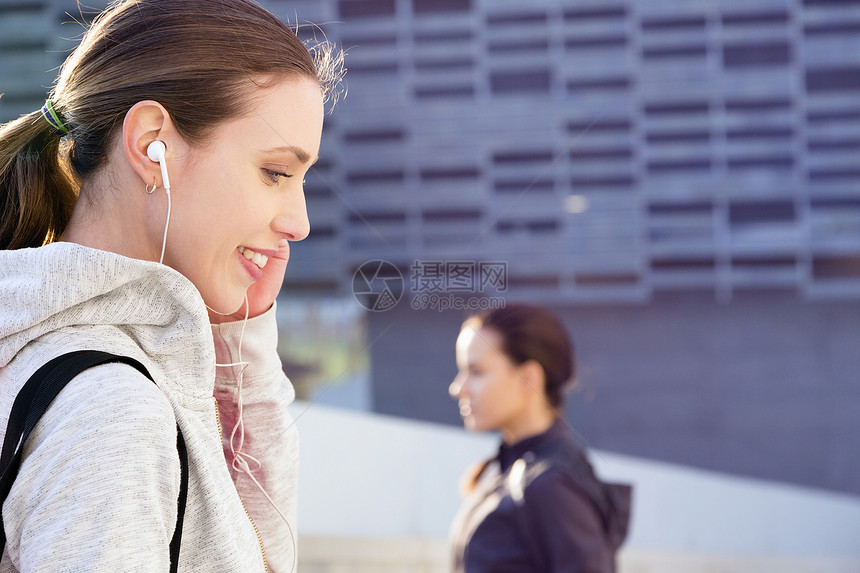 户外青年妇女戴耳机图片