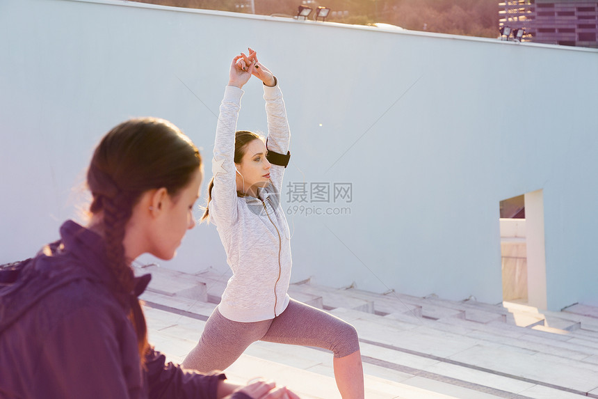 两个女朋友在户外活动伸展图片