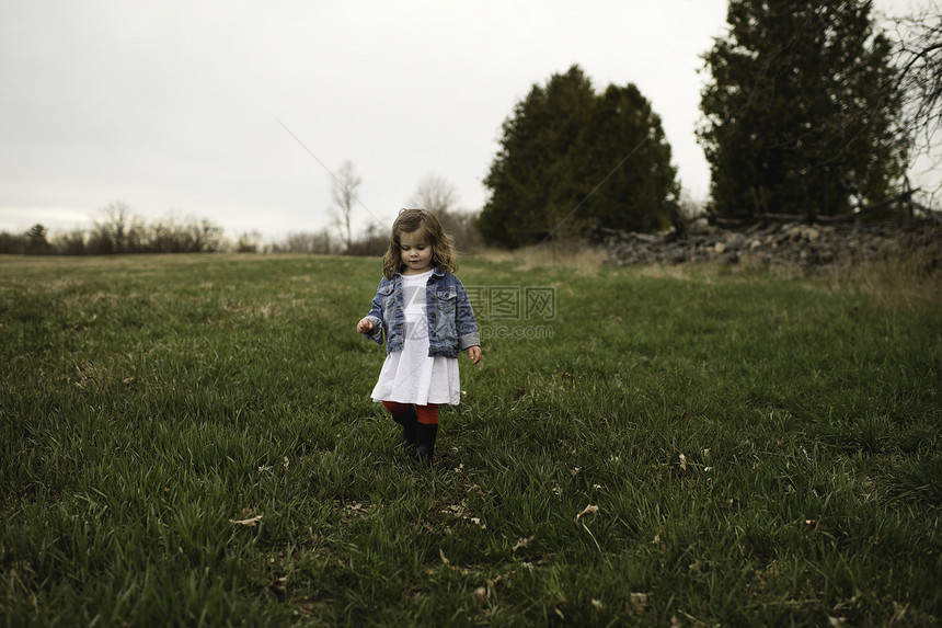在草原上行走的小女孩图片